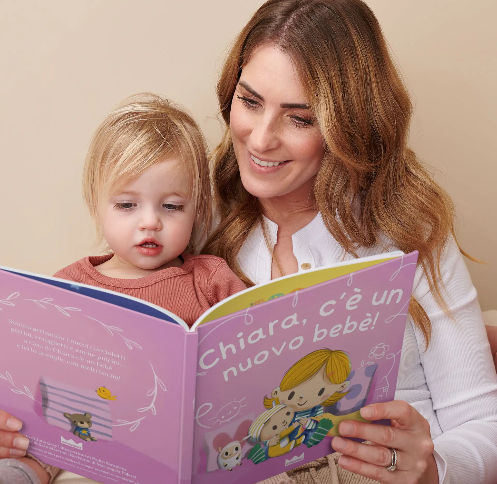 Un bambino che legge il libro