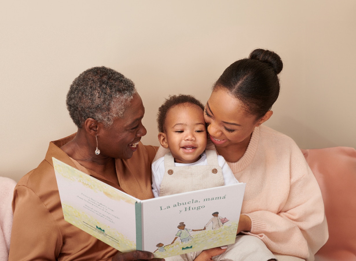 abuela, madre e hijo leyendo un libro personalizado