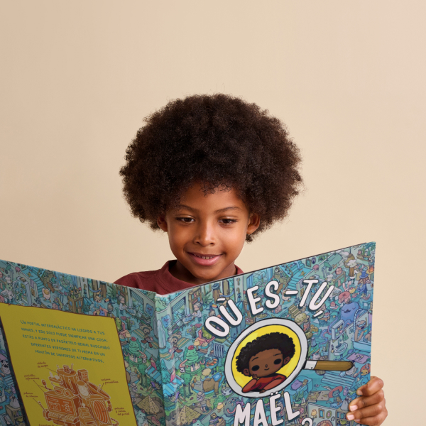 enfant lisant un livre personnalisé