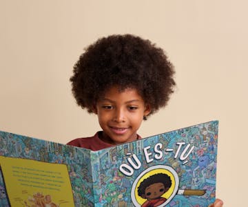 enfant lisant un livre personnalisé