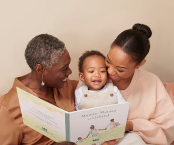 grand-mère, mère et enfant lisant un livre personnalisé