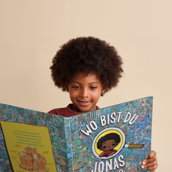 Kind liest personalisiertes Buch