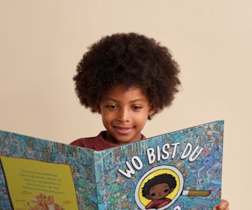 Kind liest personalisiertes Buch