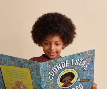 niño leyendo un libro personalizado