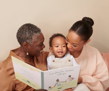 abuela, madre e hijo leyendo un libro personalizado