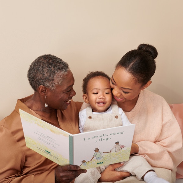 abuela, madre e hijo leyendo un libro personalizado