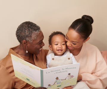 nonna, madre e figlio che leggono un libro personalizzato
