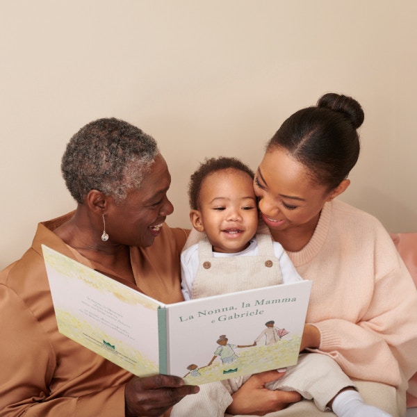 nonna, madre e figlio che leggono un libro personalizzato