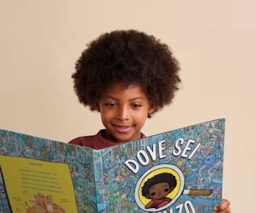 bambino che legge un libro personalizzato