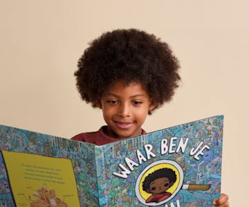 kind leest gepersonaliseerd boek