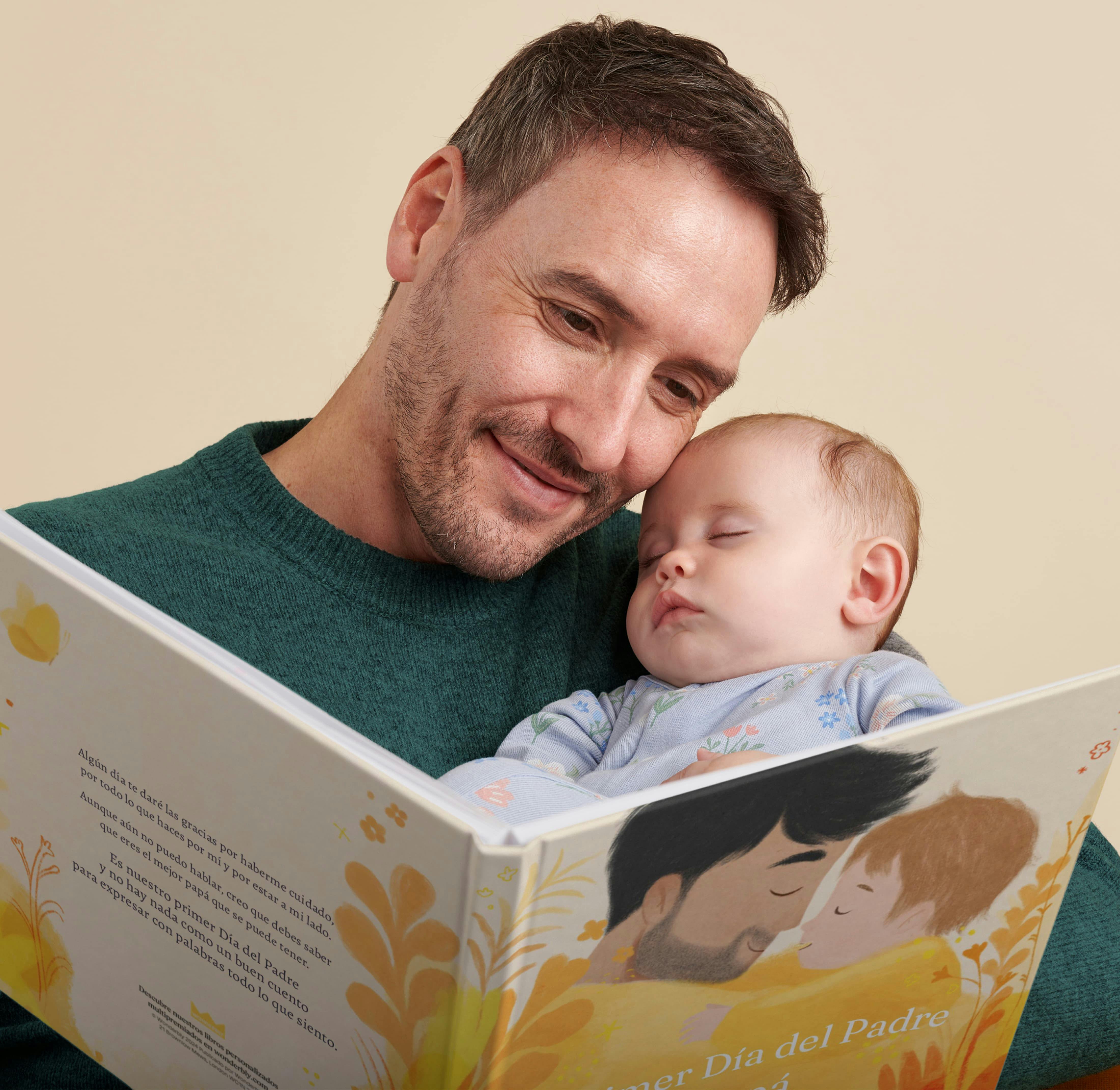 Una niña y su padre leyendo un libro personalizado