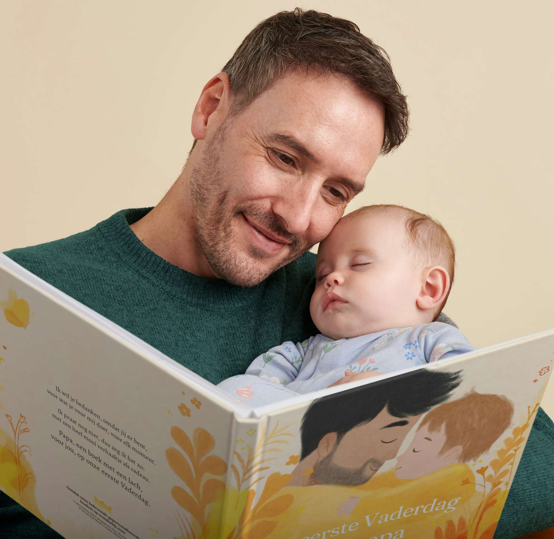 Een kind en vader lezen het gepersonaliseerde boek