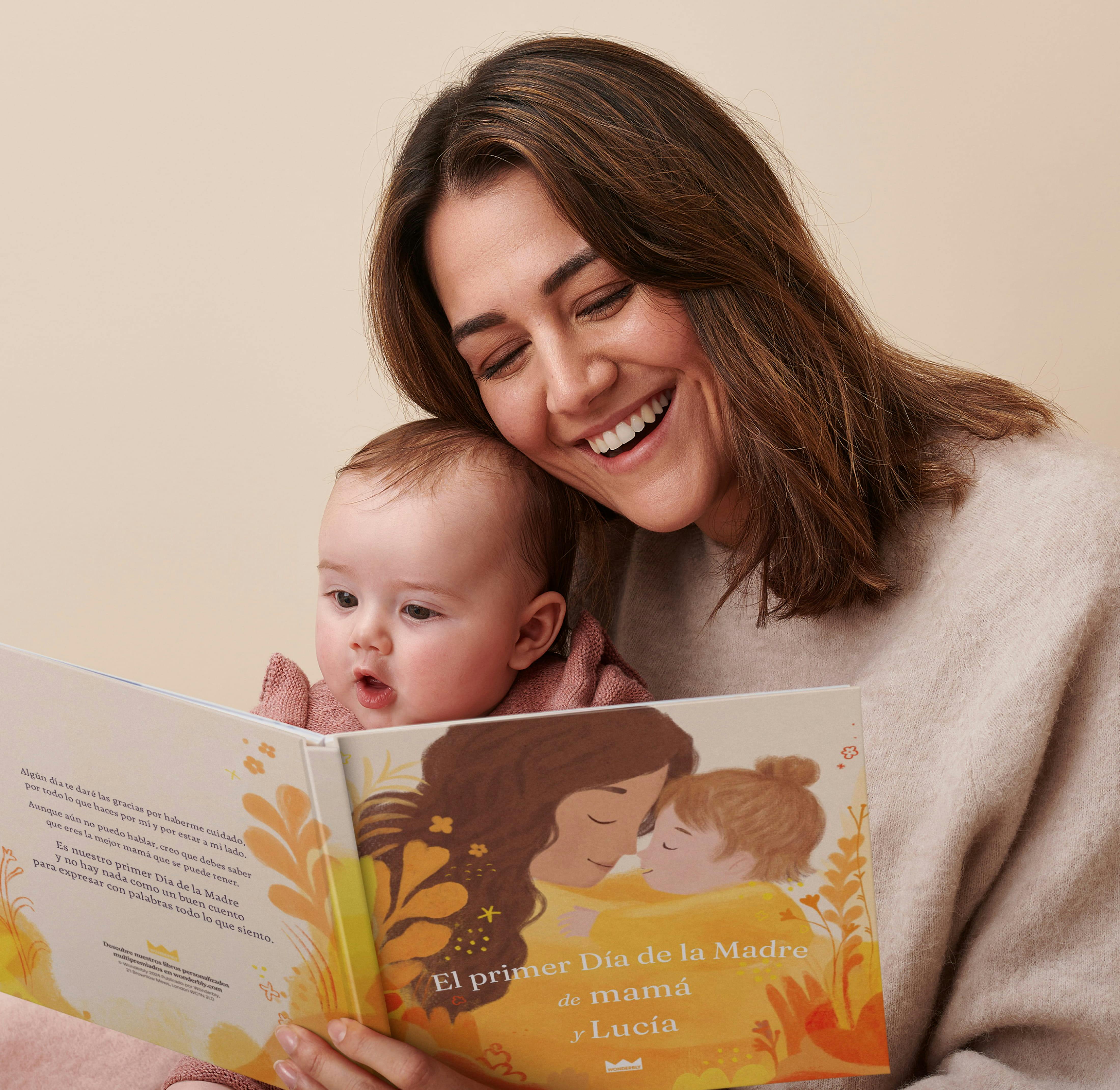 Un niño y su madre leyendo un libro personalizado