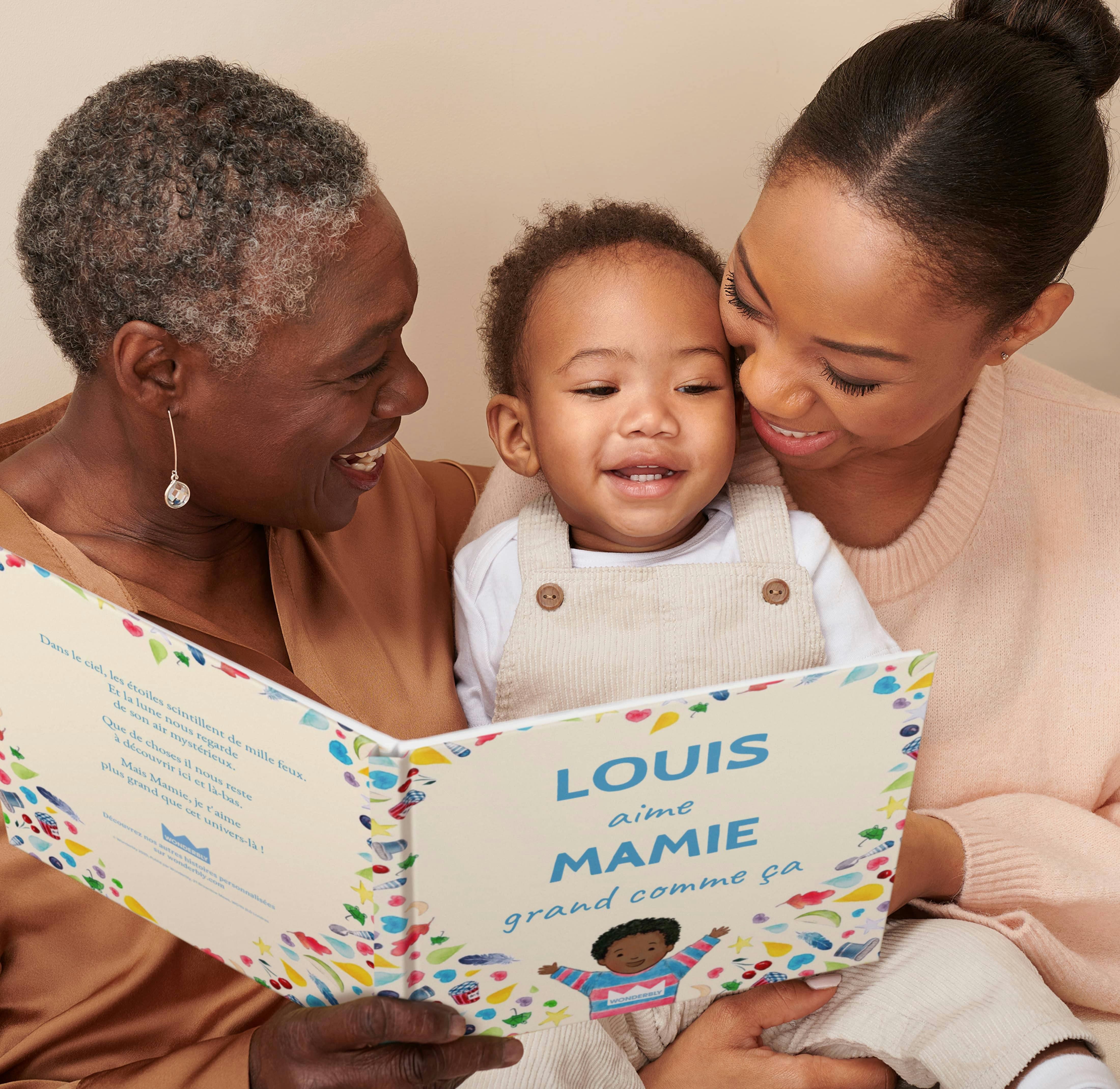 grand-mère, mère et enfant lisant un livre personnalisé