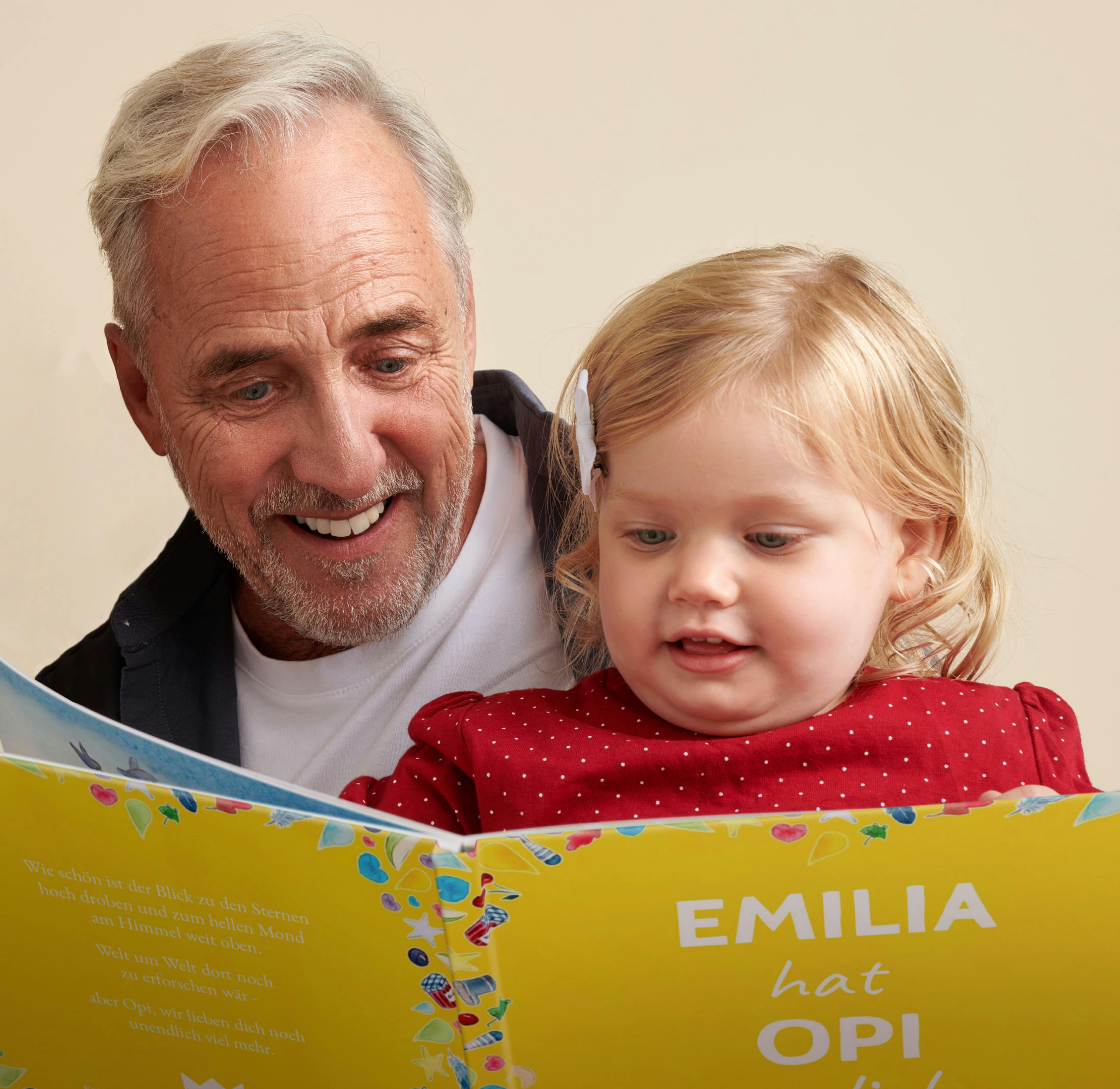 Großvater und Kind lesen personalisiertes Buch