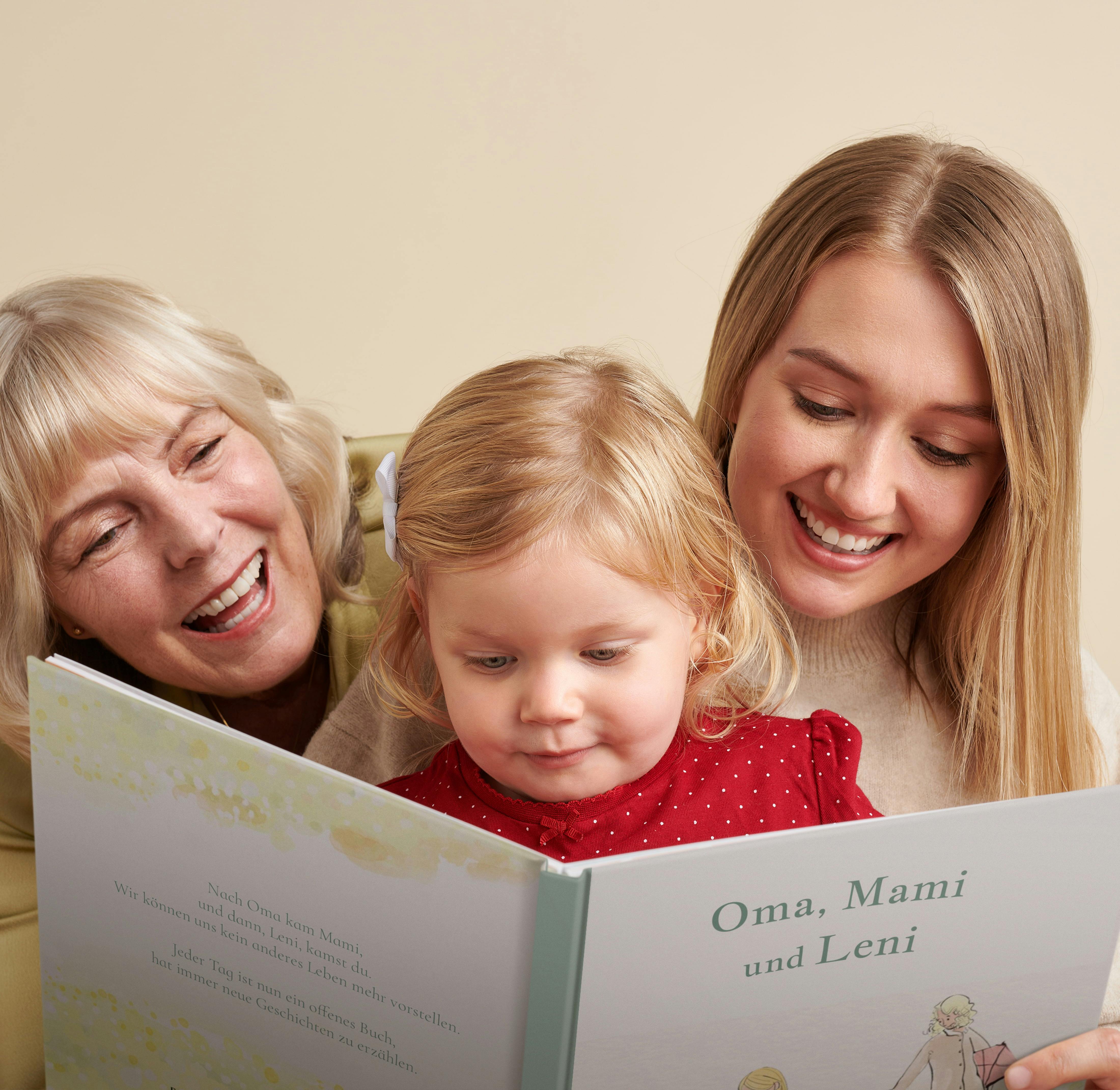 Oma, Mutter und Kind lesen ein personalisiertes Buch