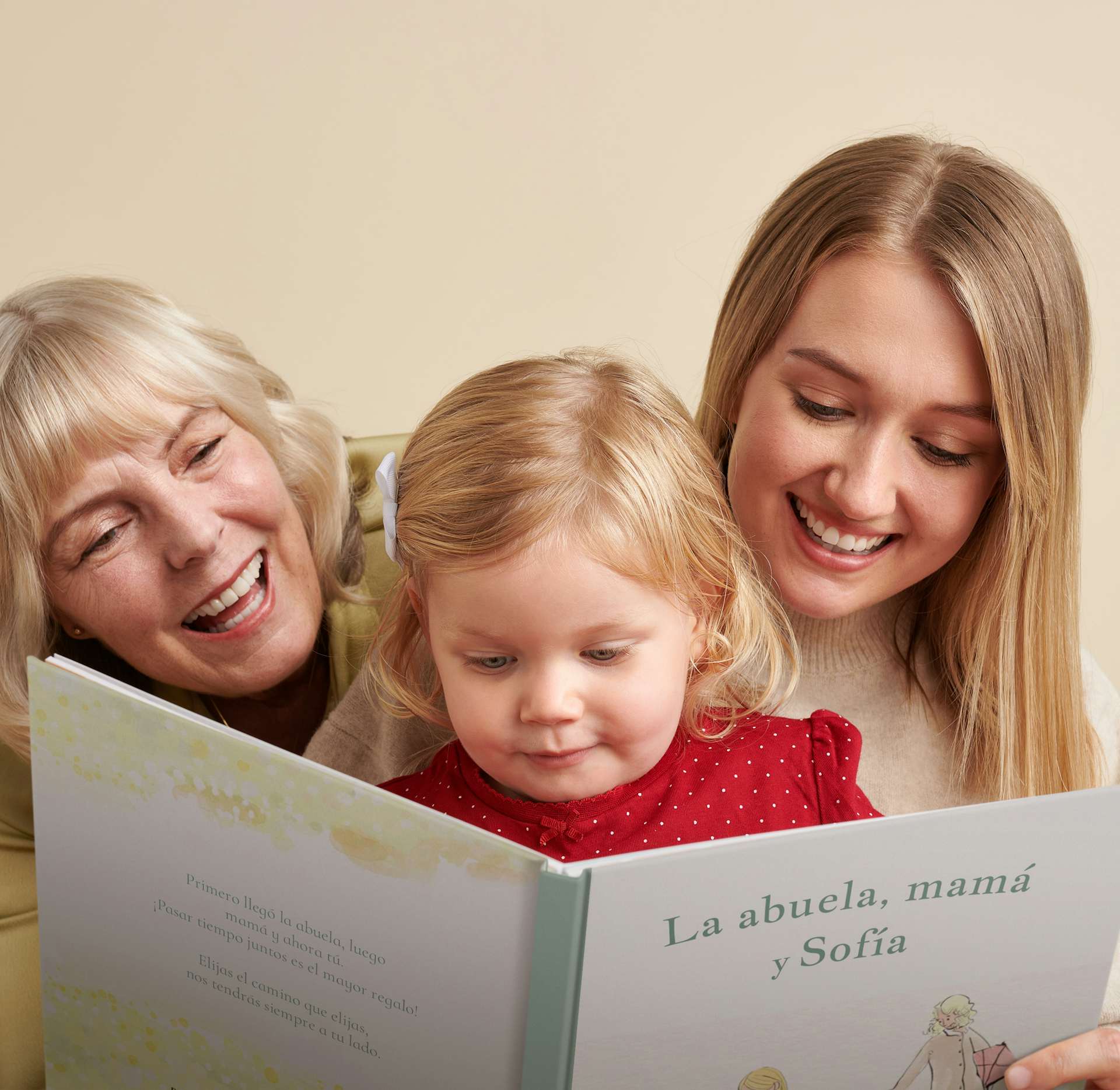 abuela, madre e hijo leyendo un libro personalizado