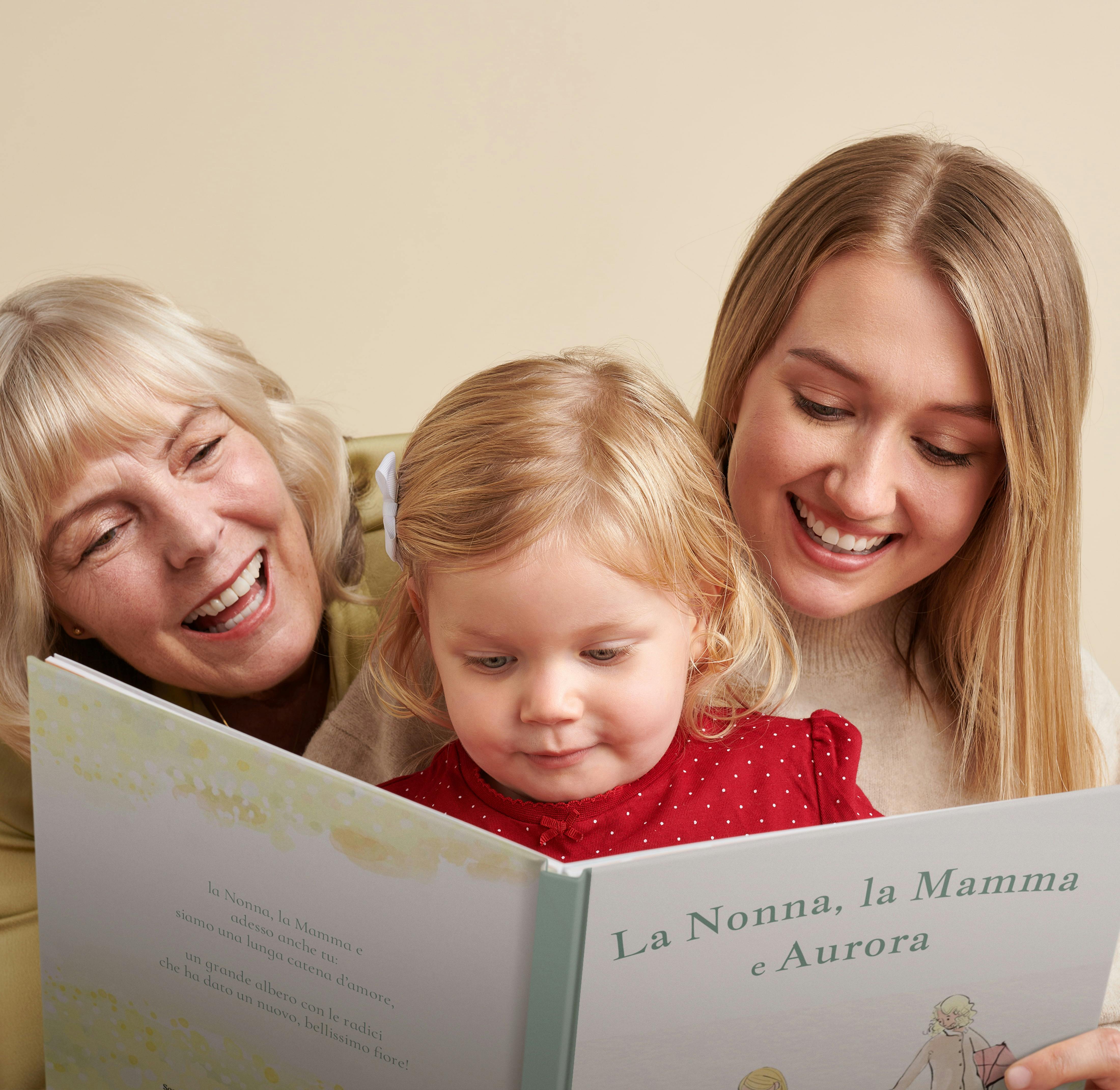 nonna, madre e figlio che leggono un libro personalizzato