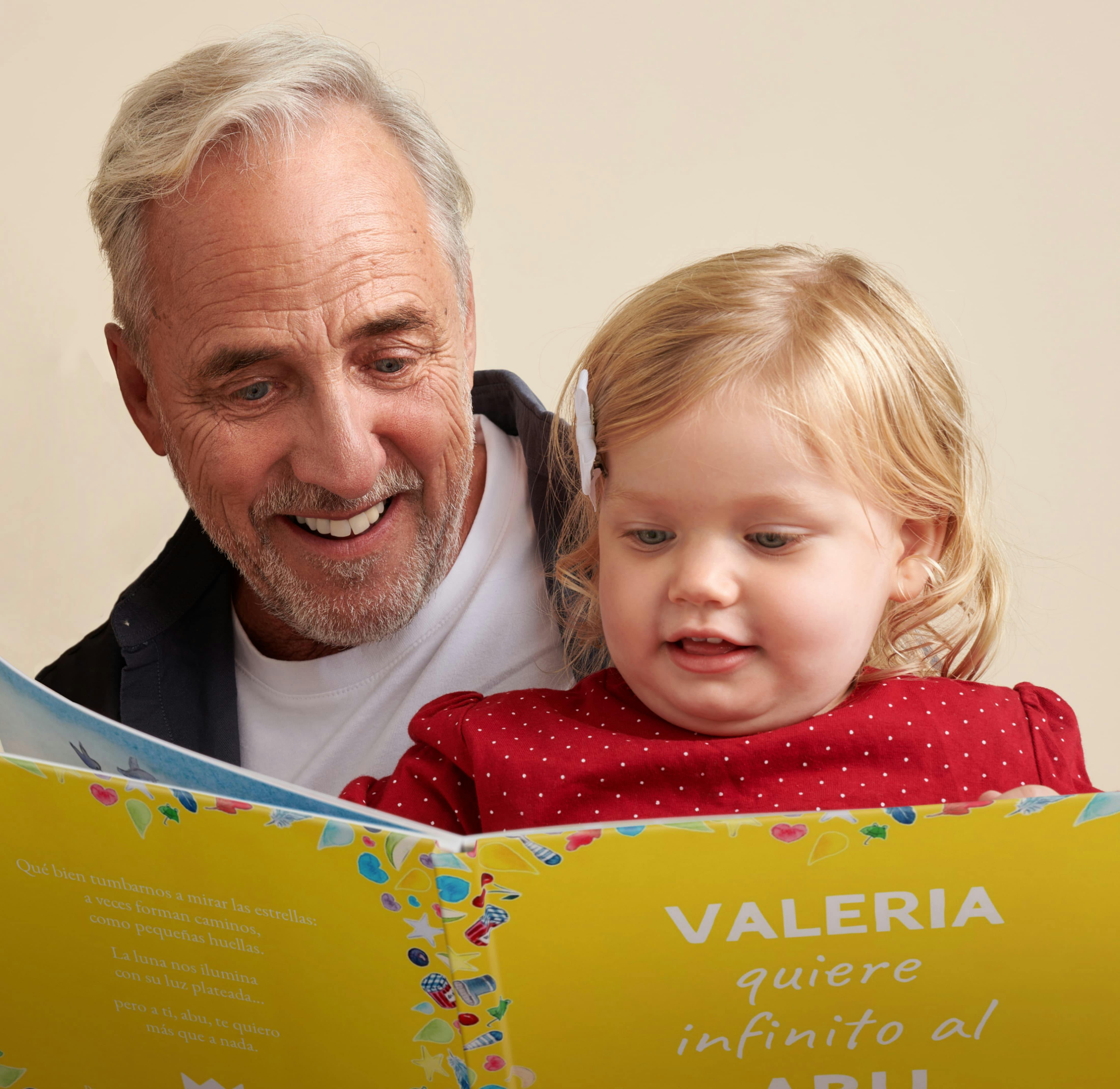 abuelo y niño leyendo libro personalizado