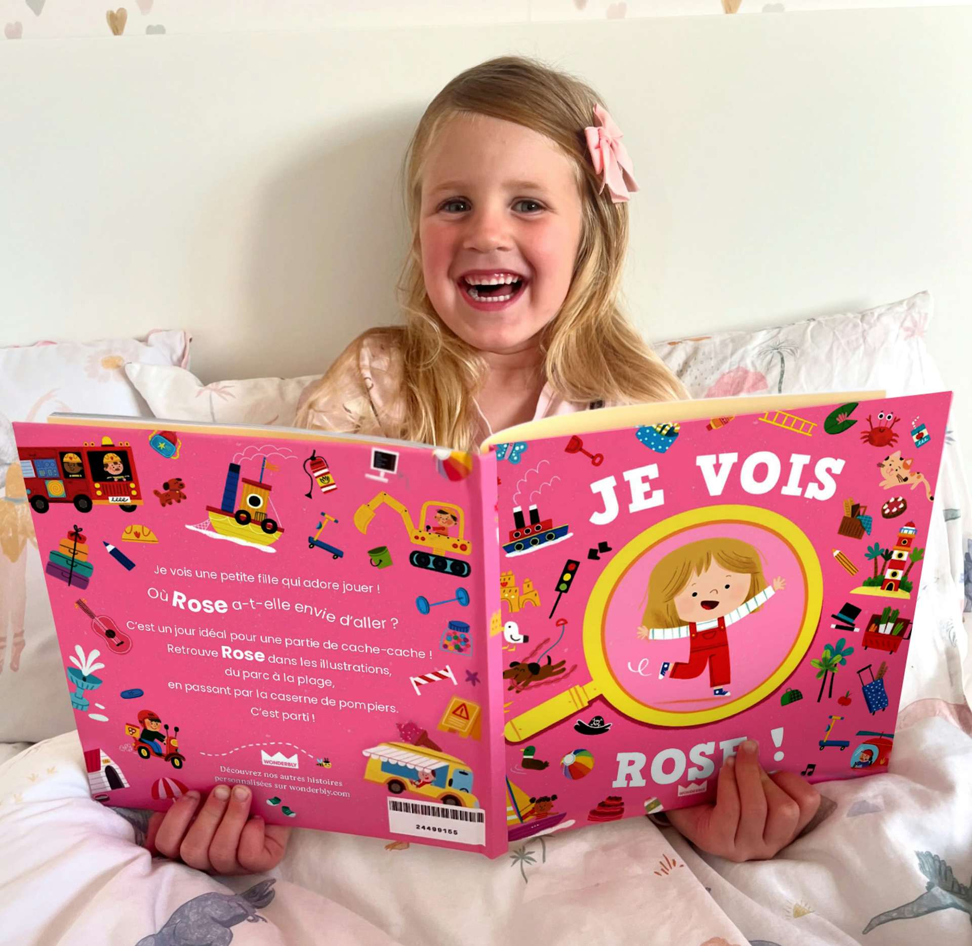 Une/un enfant tenant son livre personnalisé