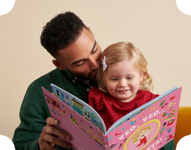 Una niña y su padre leyendo un libro personalizado