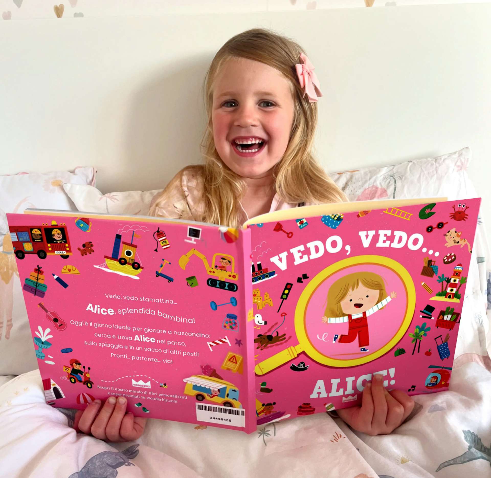 Un bambino con il suo libro personalizzato