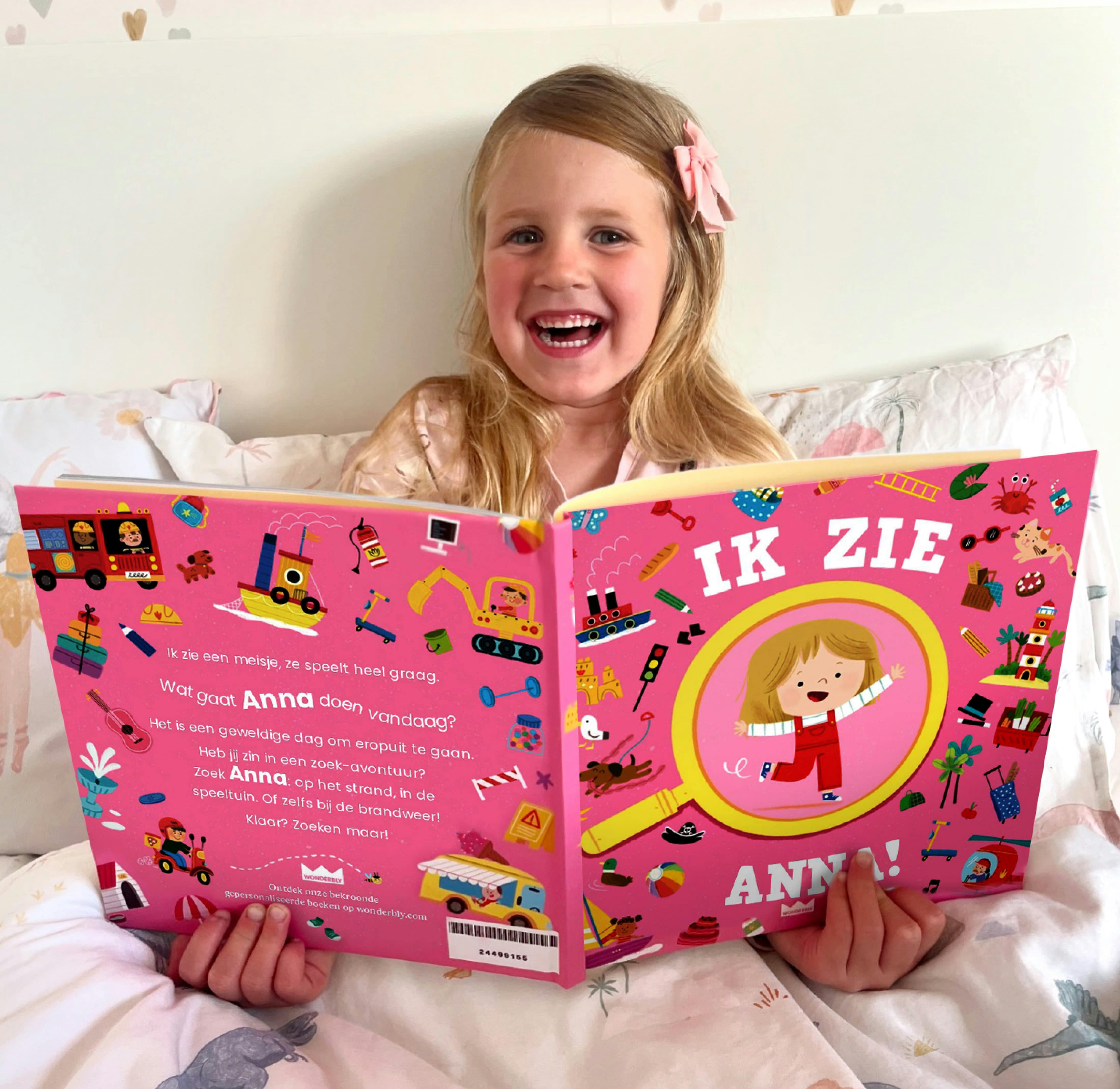 Kind met gepersonaliseerd boek in de hand