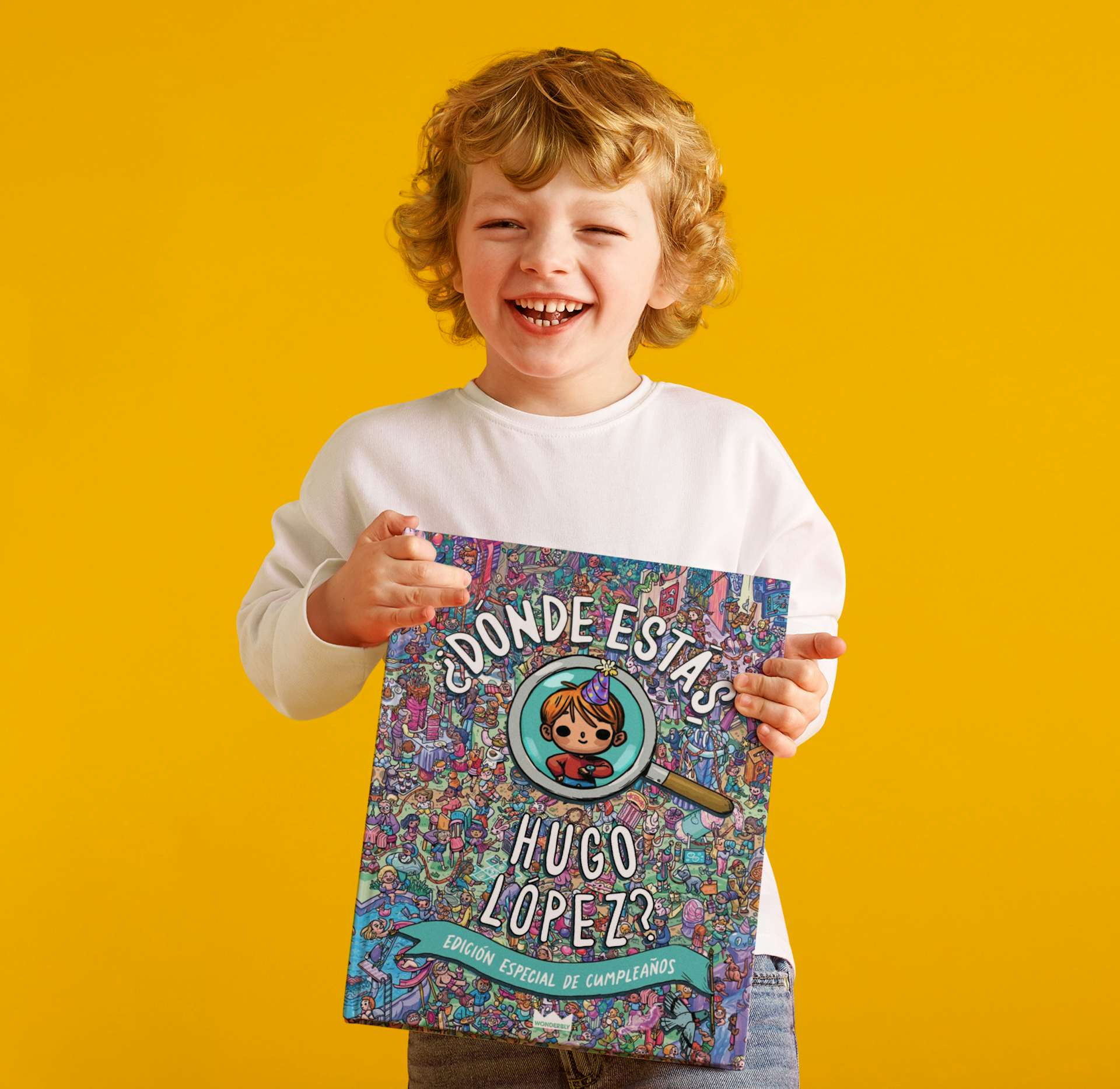 Un niño sujetando un libro personalizado