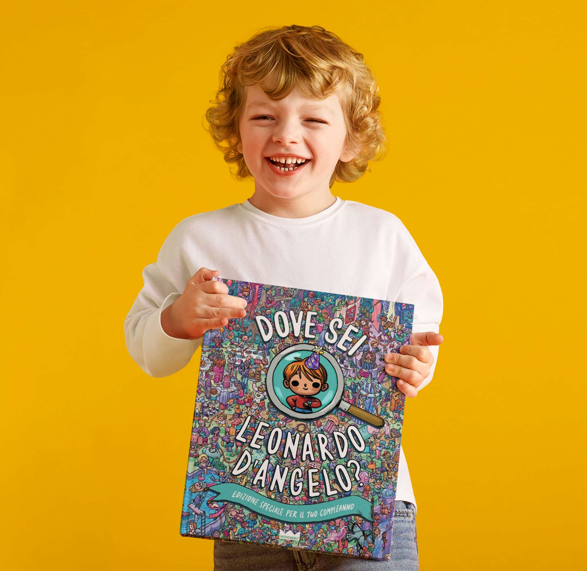 Un bambino con il suo libro personalizzato