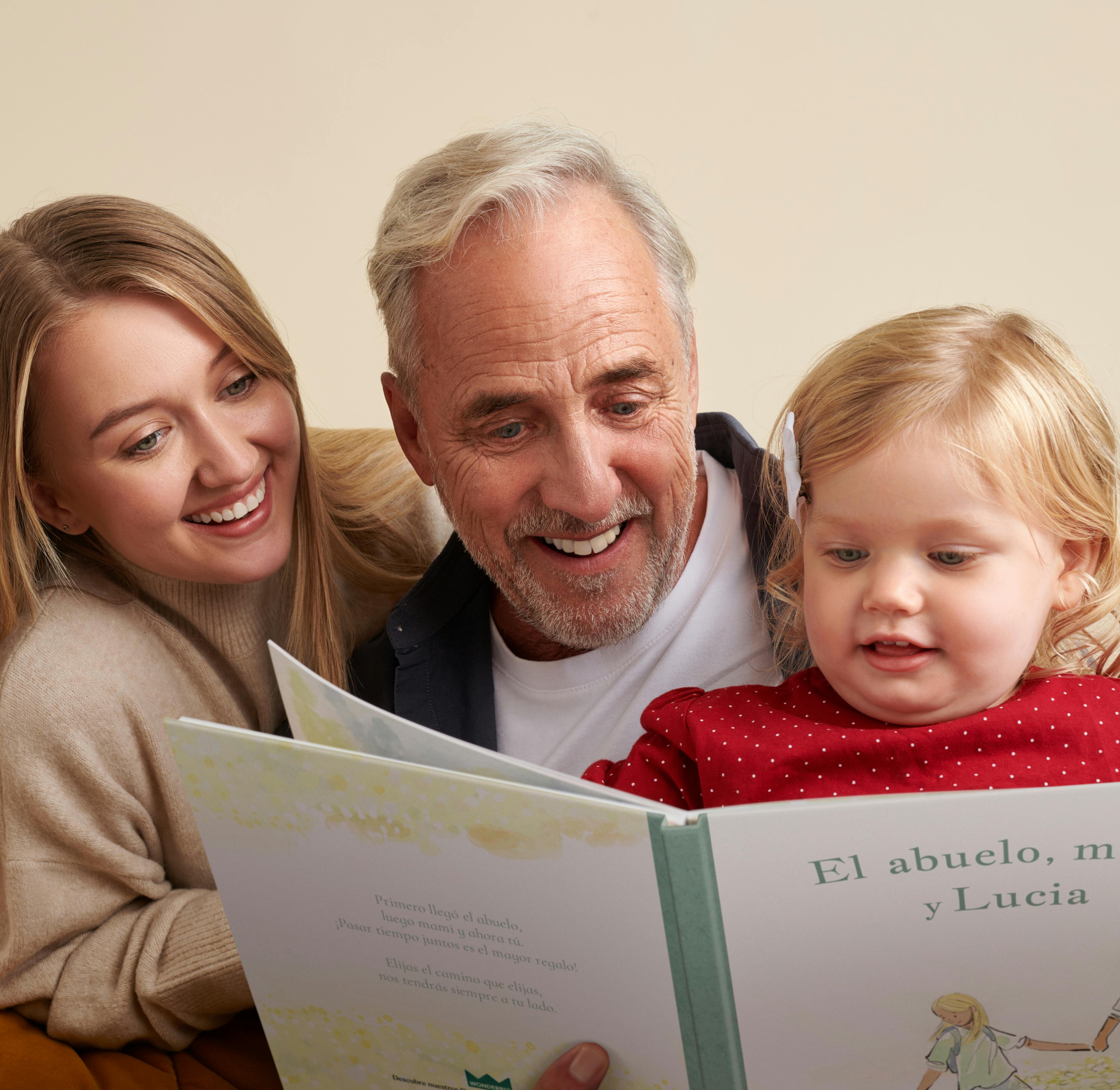 Una niña y su padre leyendo un libro personalizado