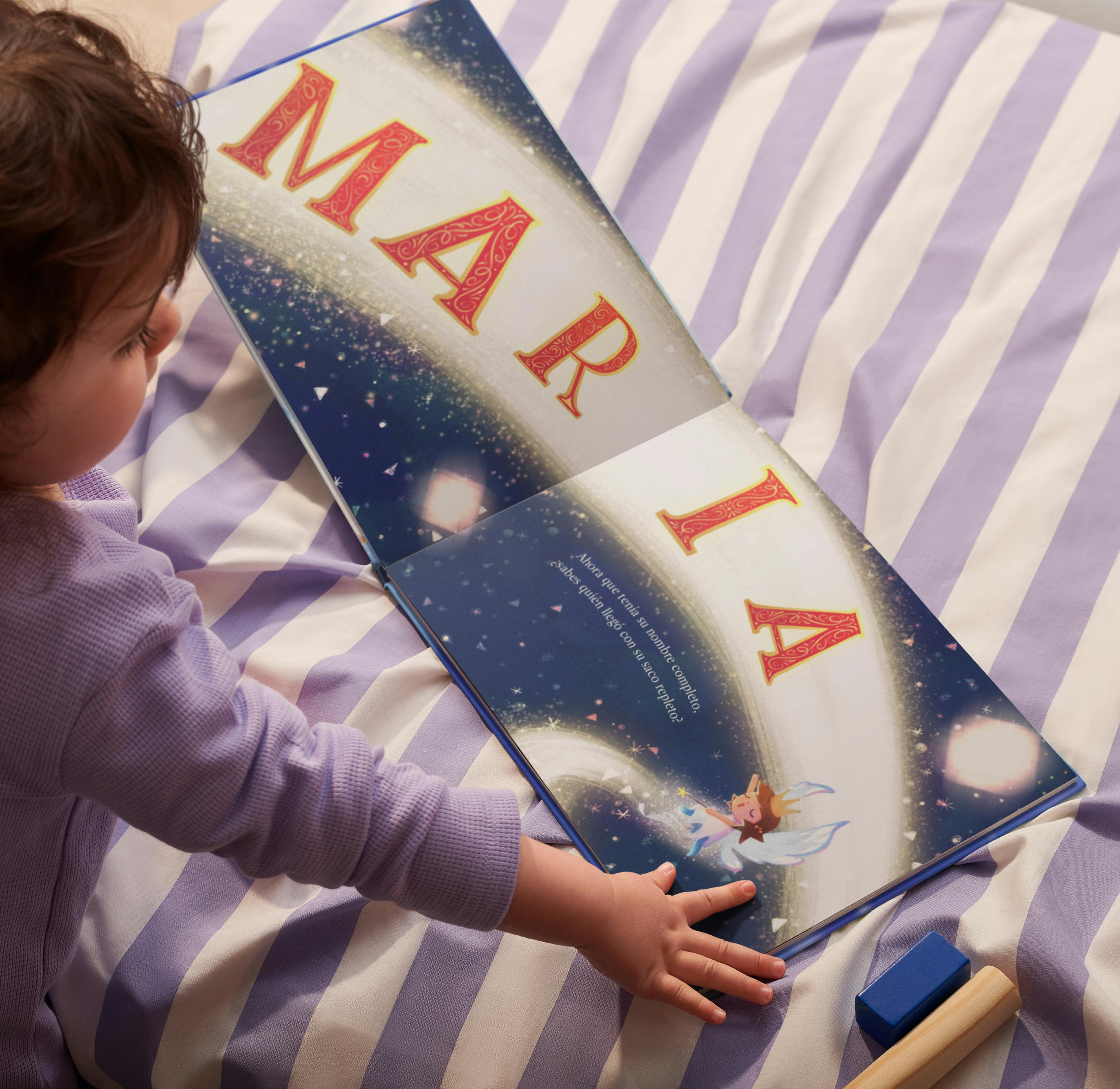 Un niño sujetando un libro personalizado