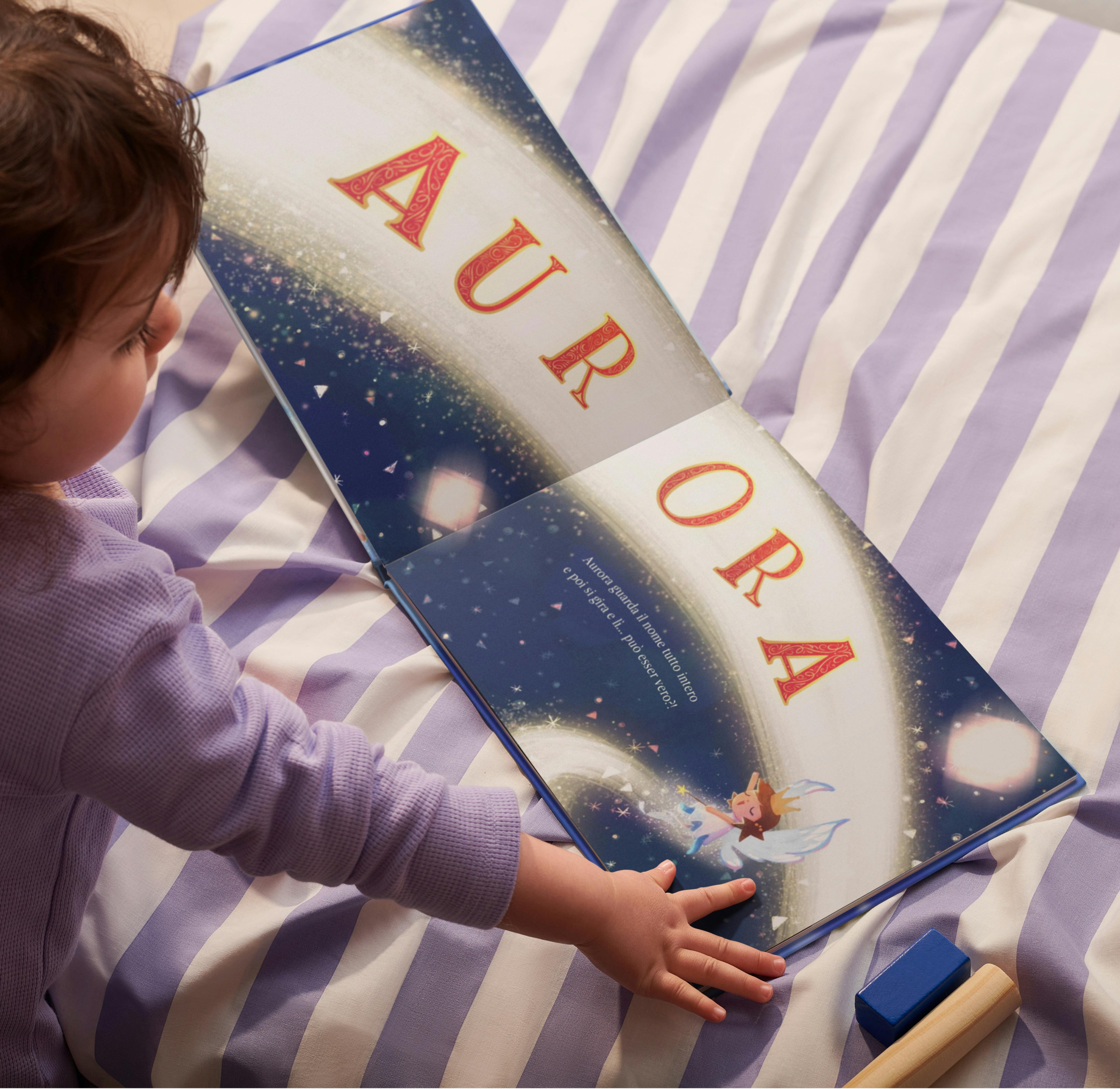 Un bambino con il suo libro personalizzato