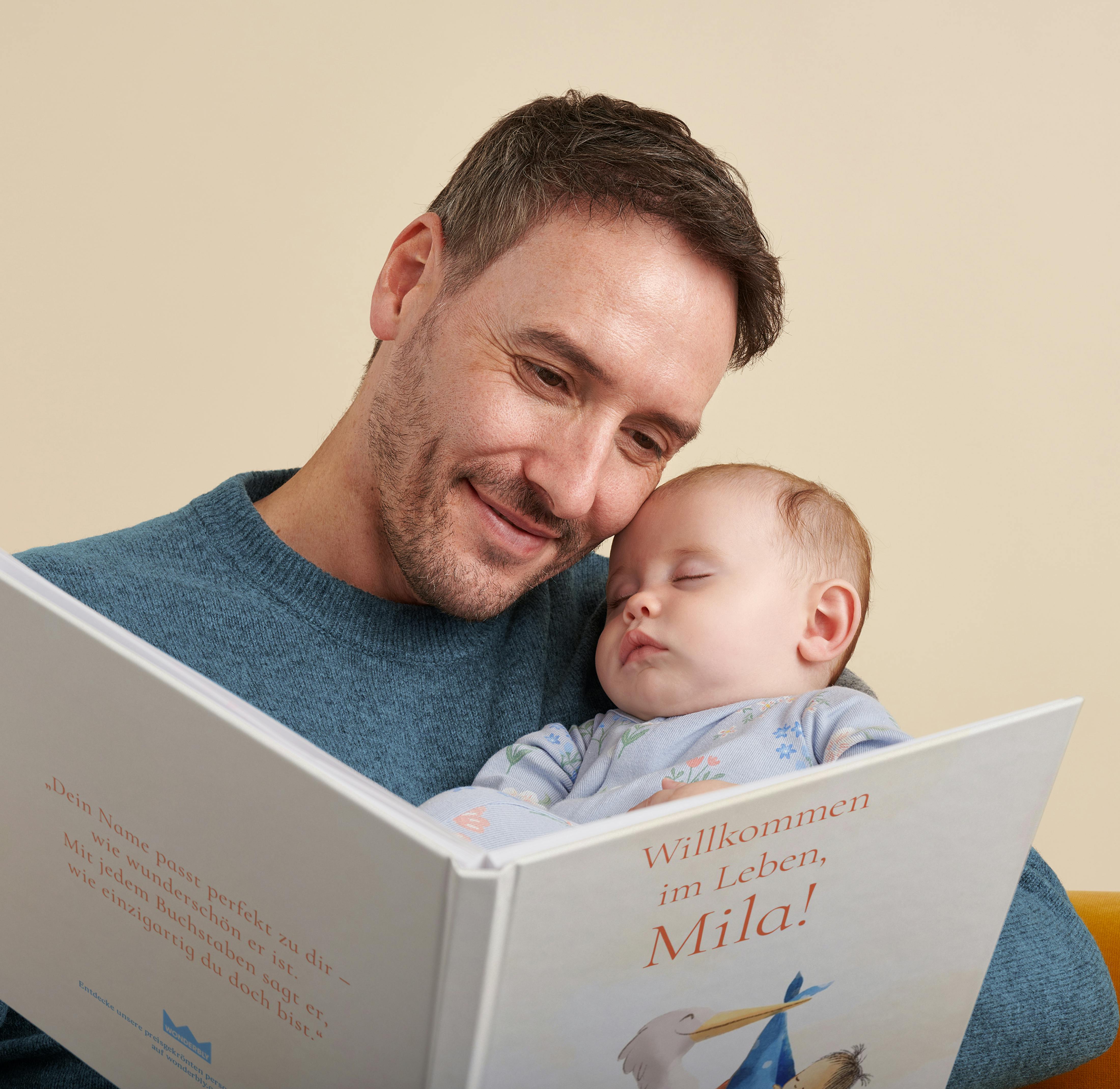 Vater und Kind beim Lesen des personalisierten Buches