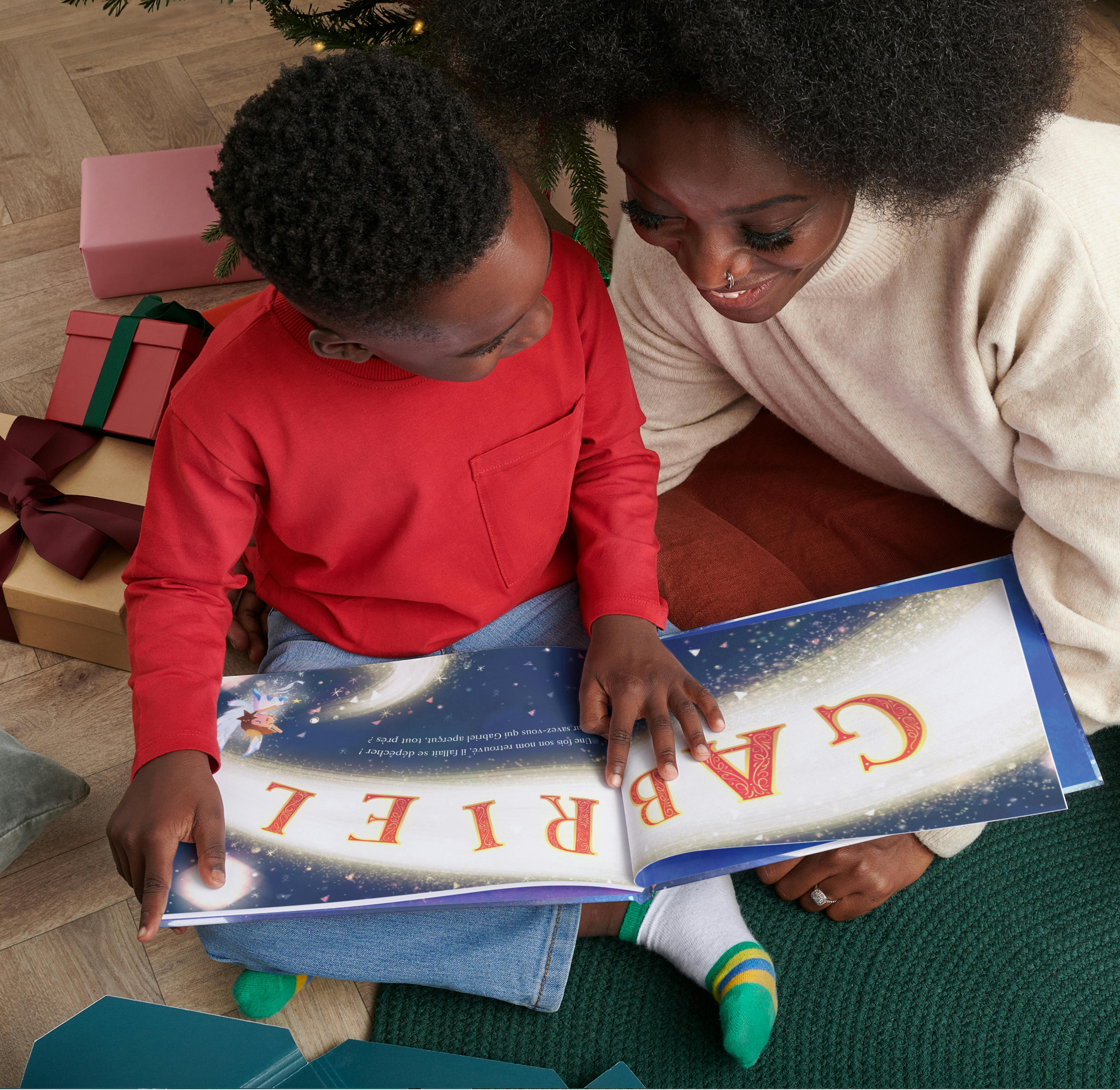 Une/un enfant et sa mère lisant le livre personnalisé