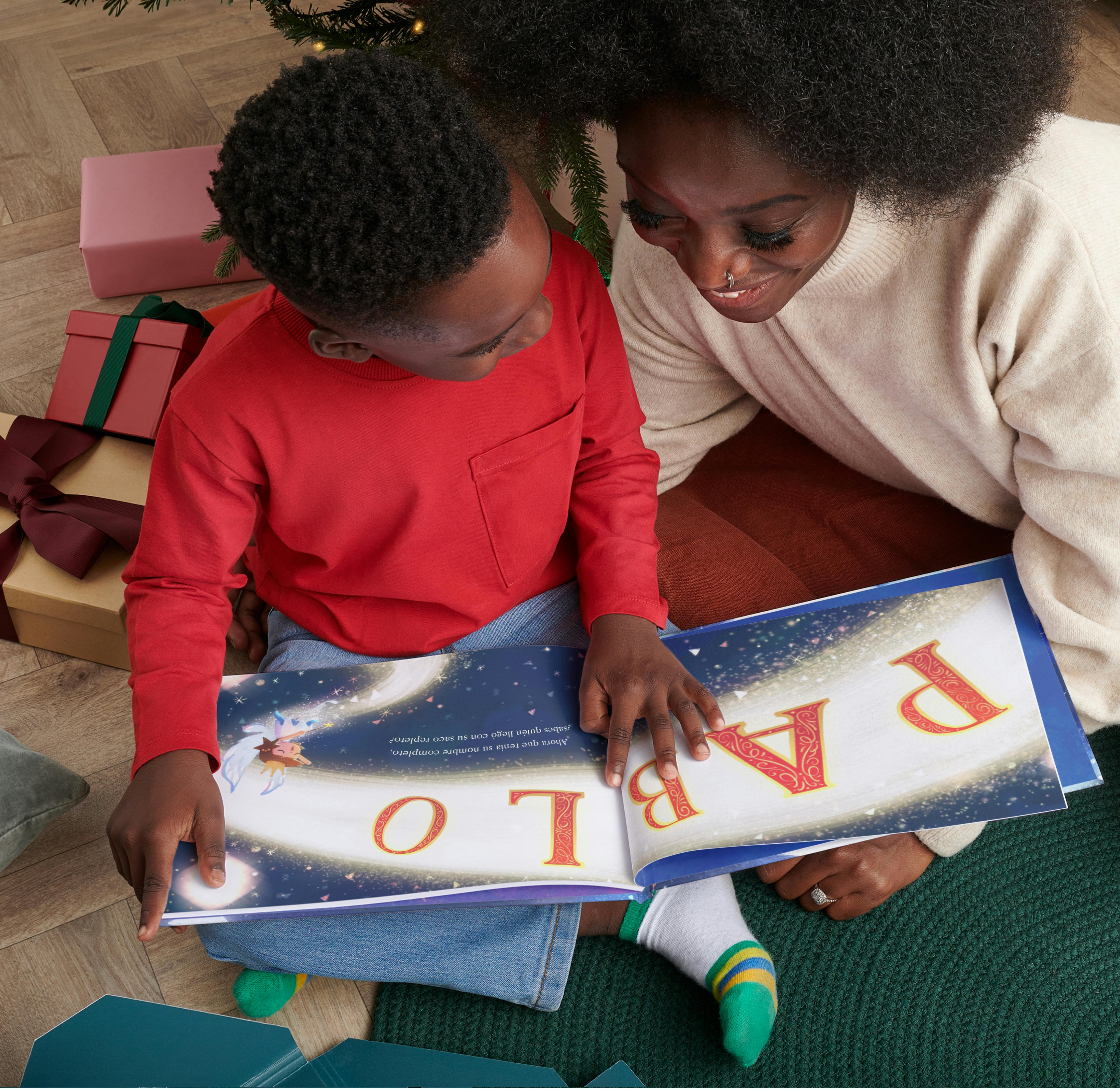 Un niño y su madre leyendo un libro personalizado