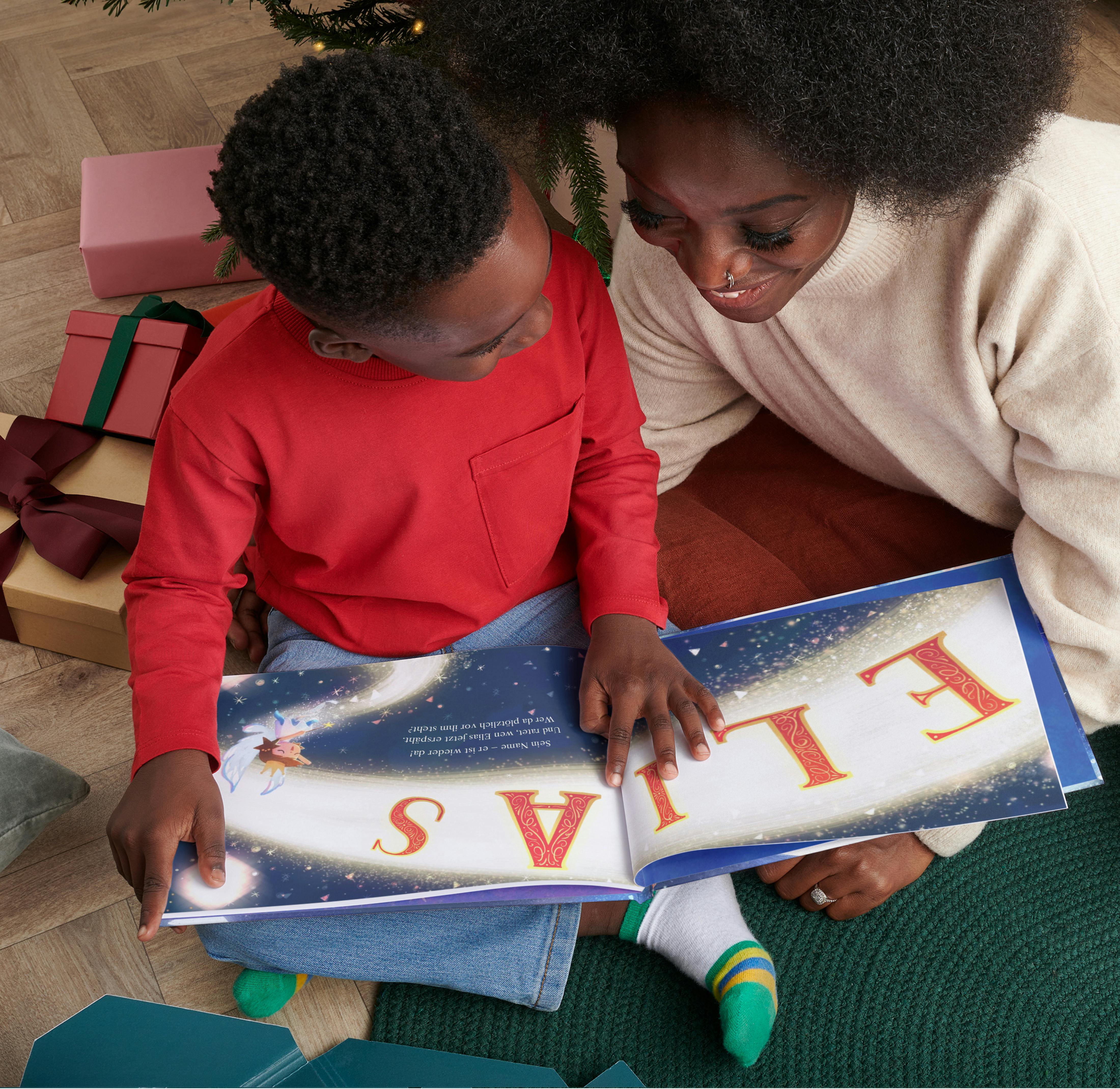 Mutter und Kind beim Lesen des personalisierten Buches