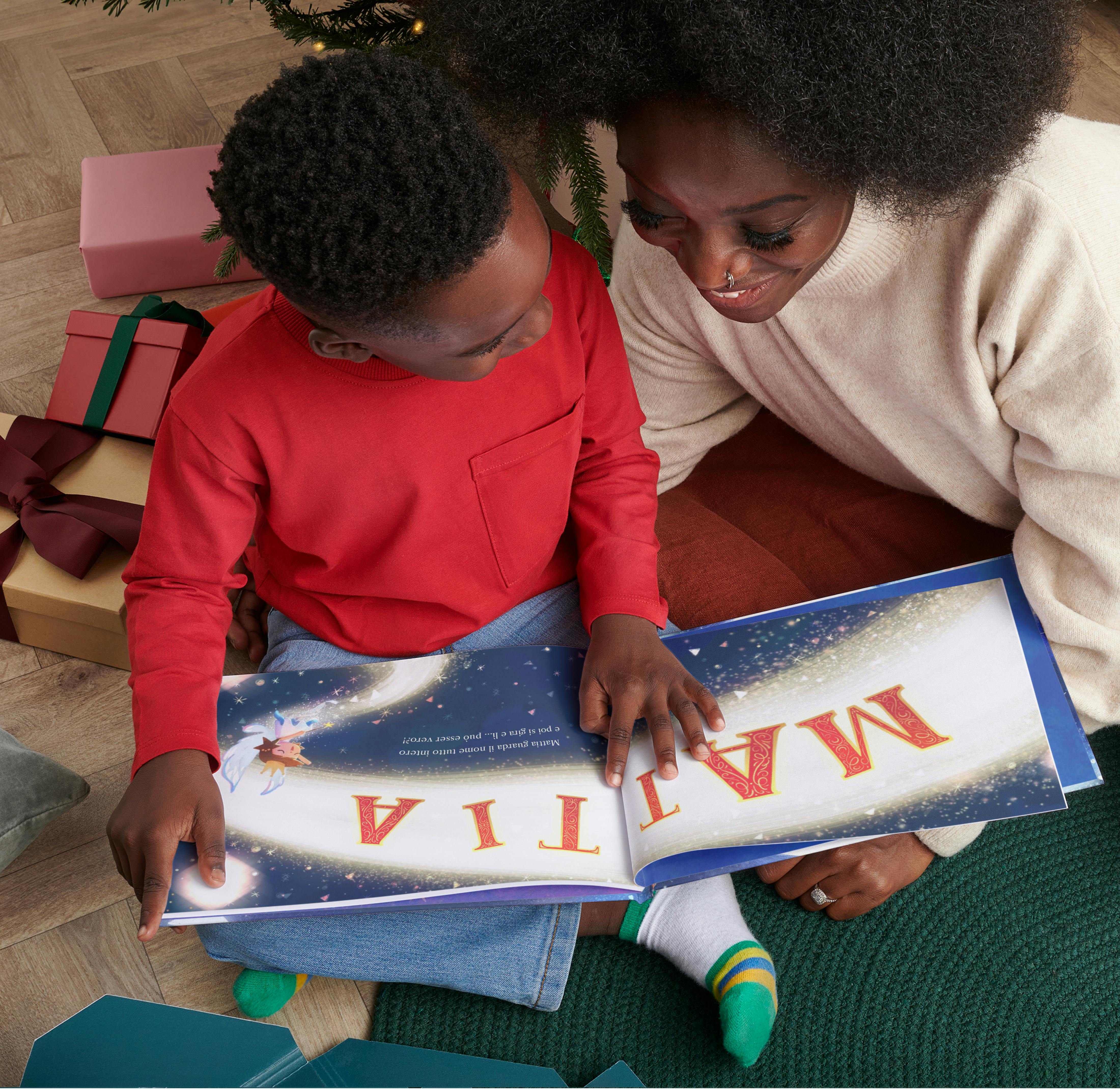 Un bambino e una mamma leggono il libro personalizzato