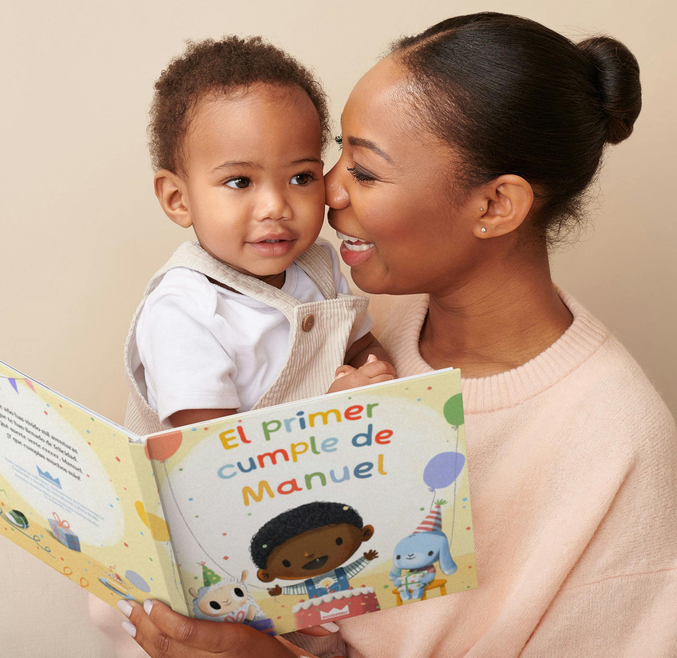 Un niño y su madre leyendo un libro personalizado