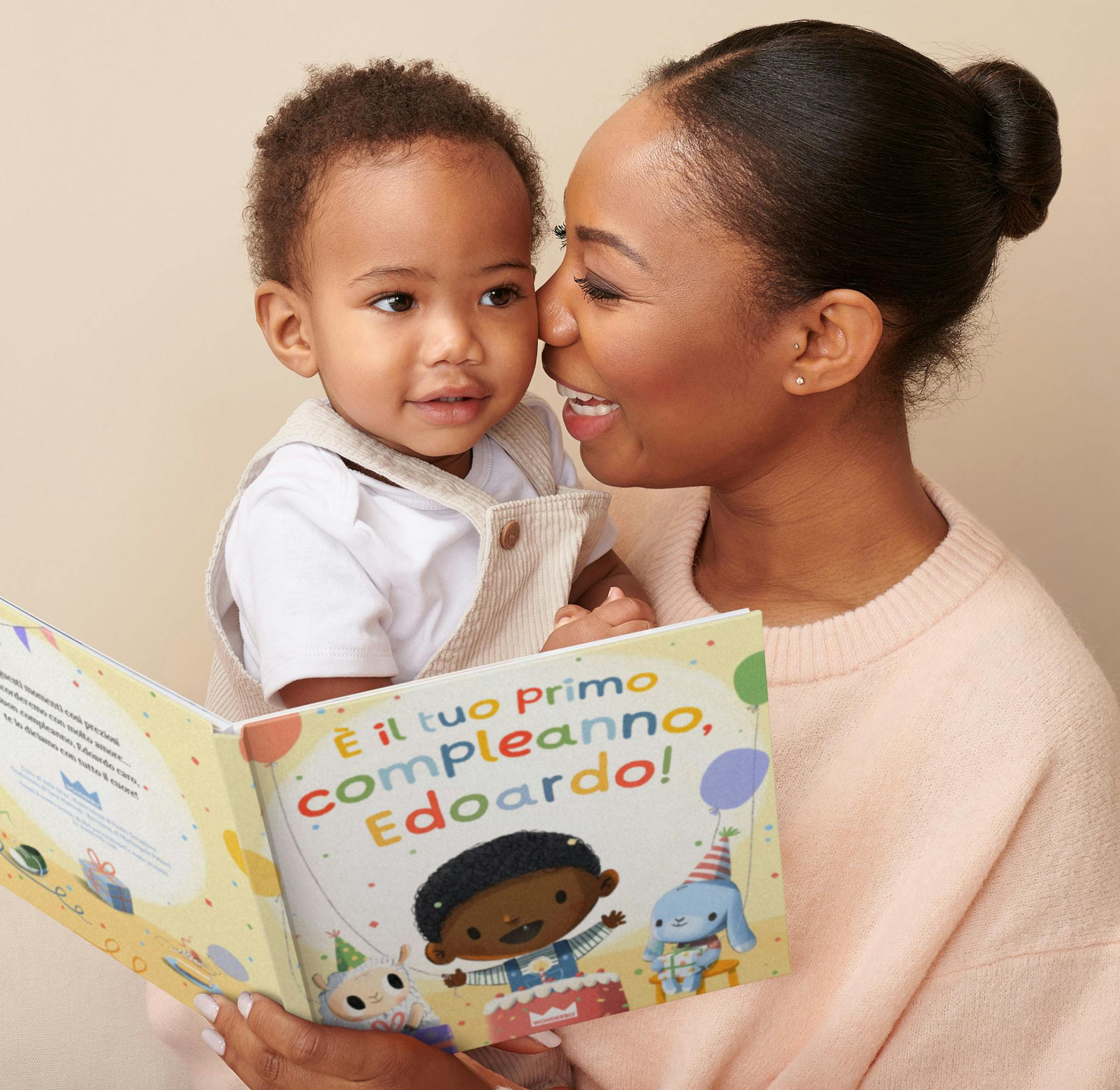 Un bambino e una mamma leggono il libro personalizzato