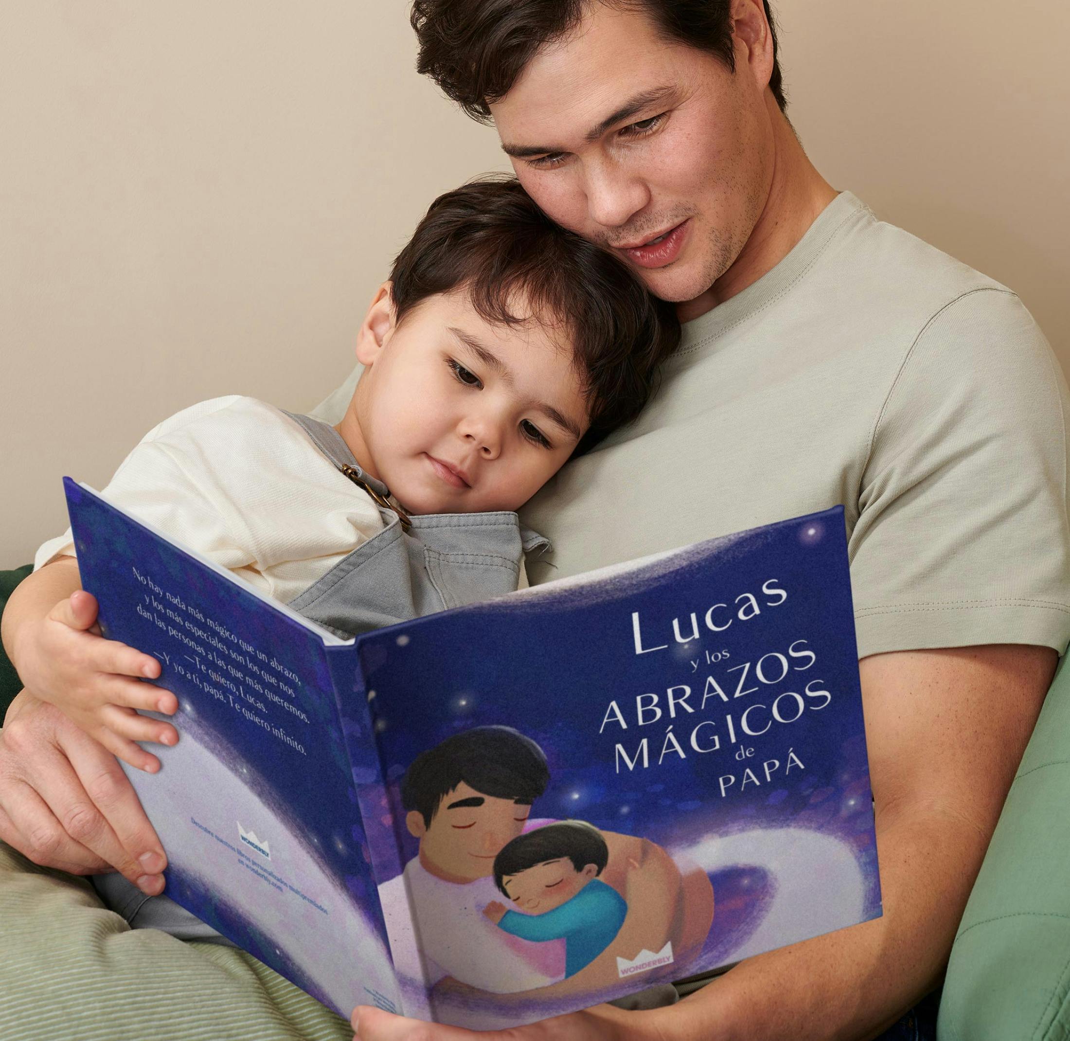 Un niño y su madre leyendo un libro personalizado