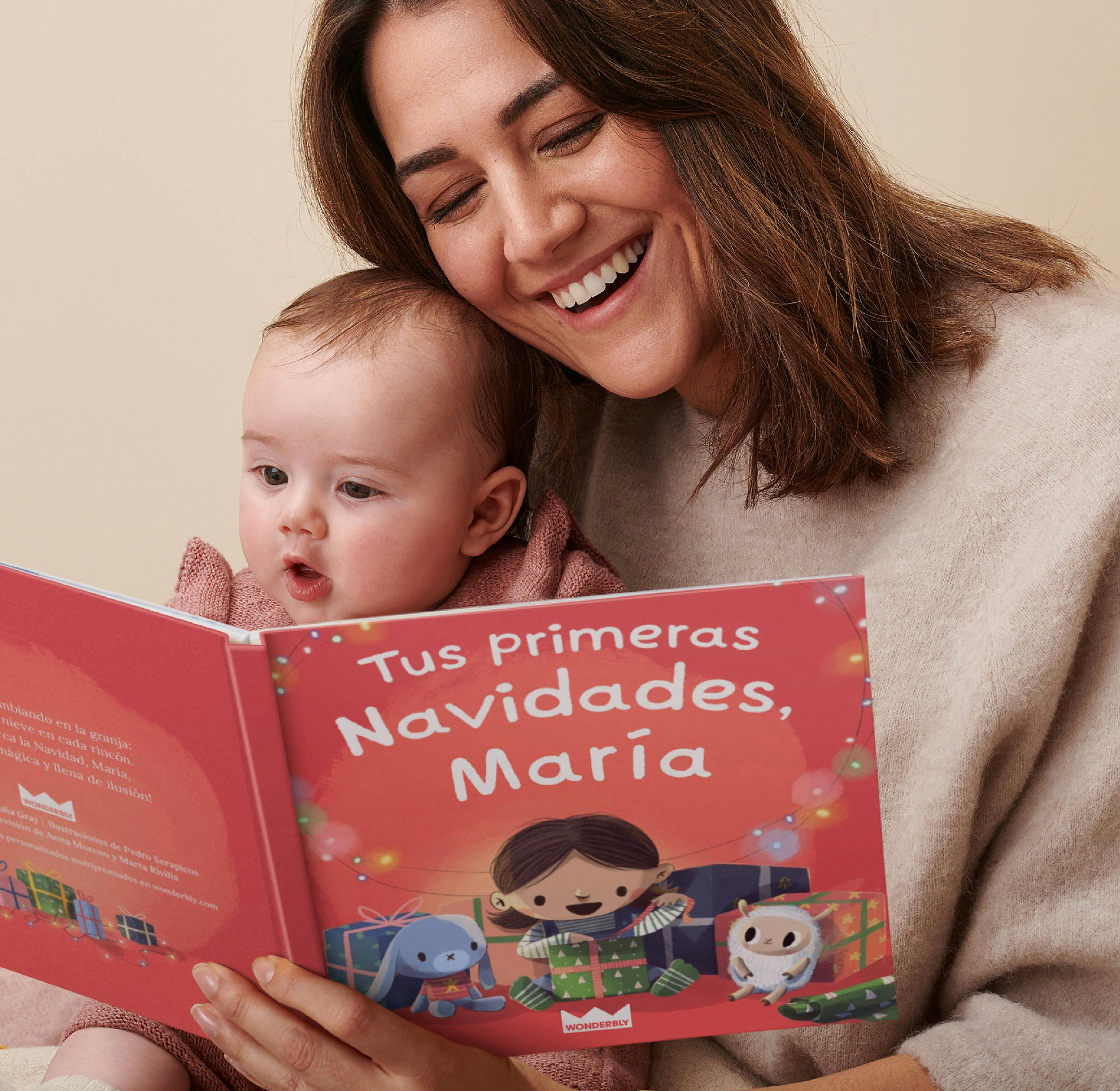 Un niño y su madre leyendo un libro personalizado