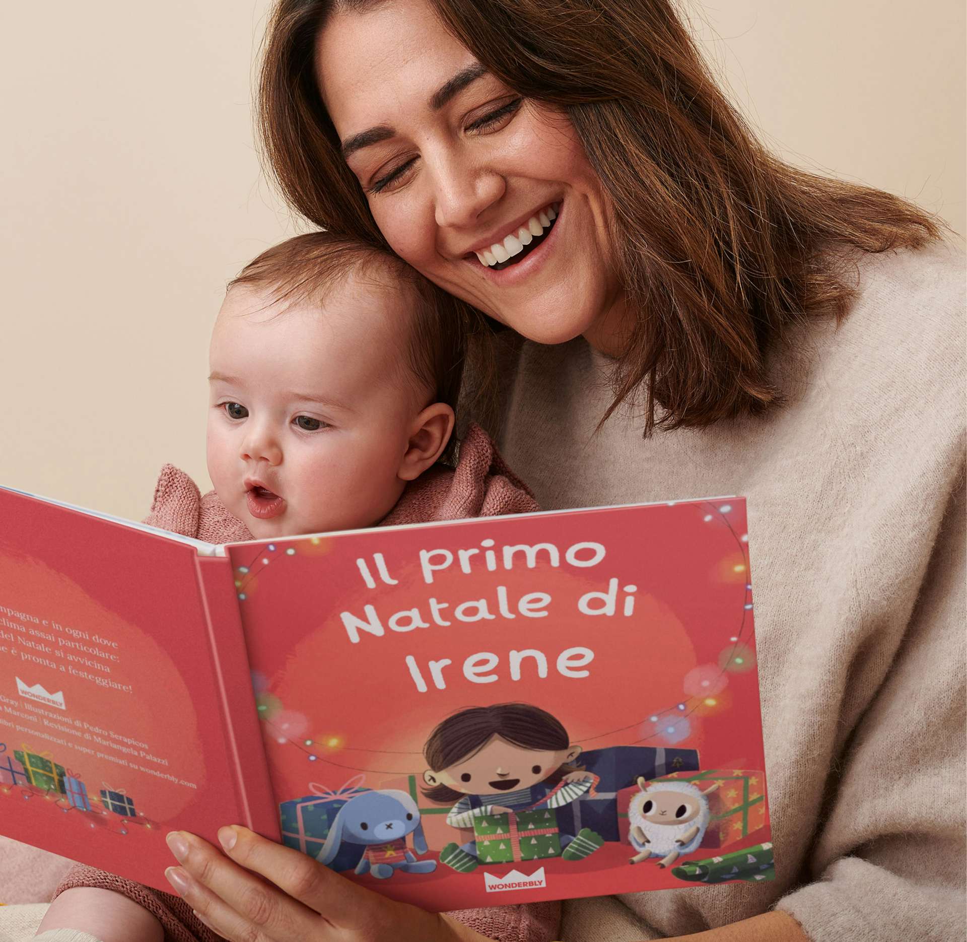 Un bambino e una mamma leggono il libro personalizzato