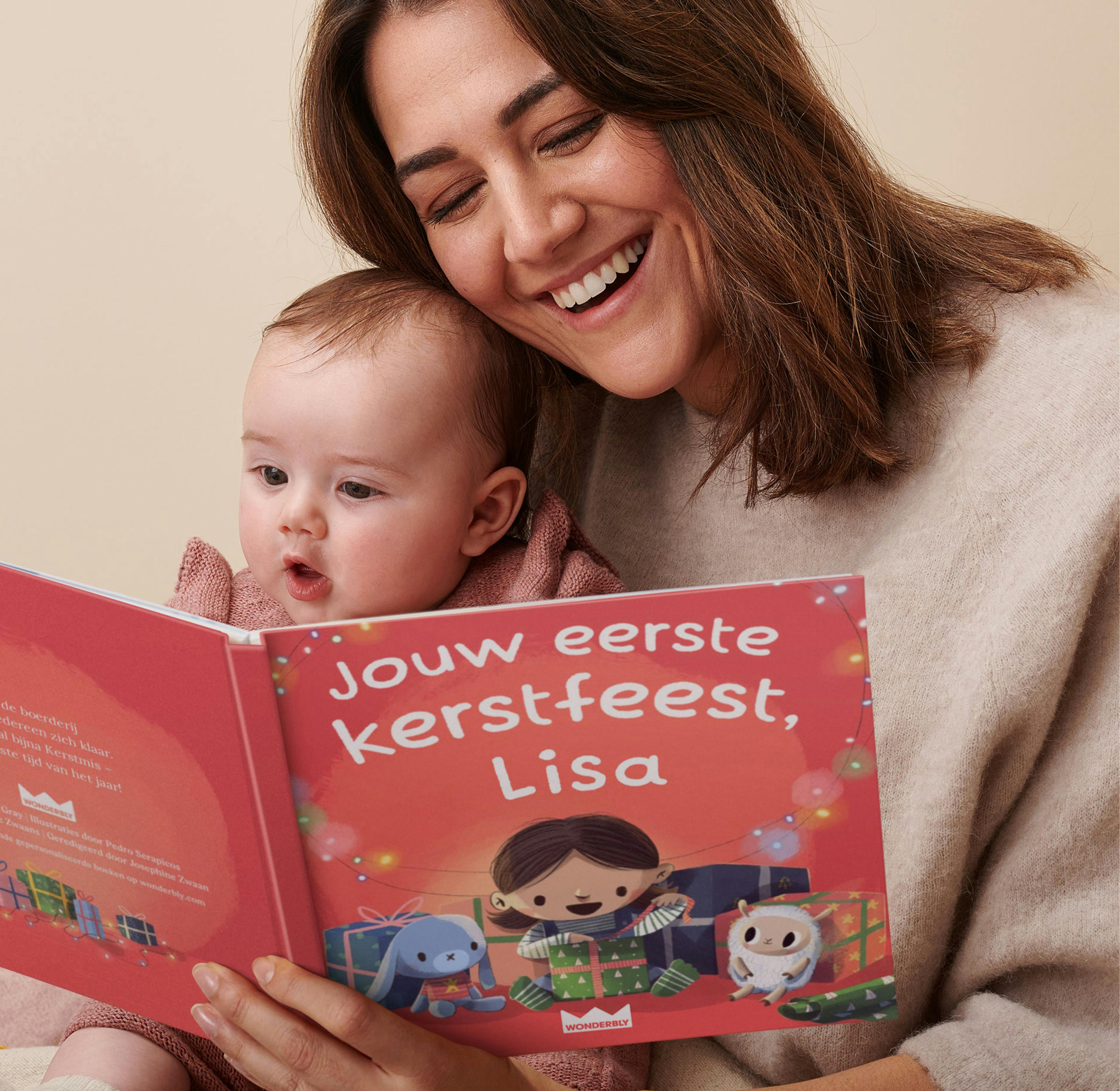 Een kind en moeder lezen het gepersonaliseerde boek