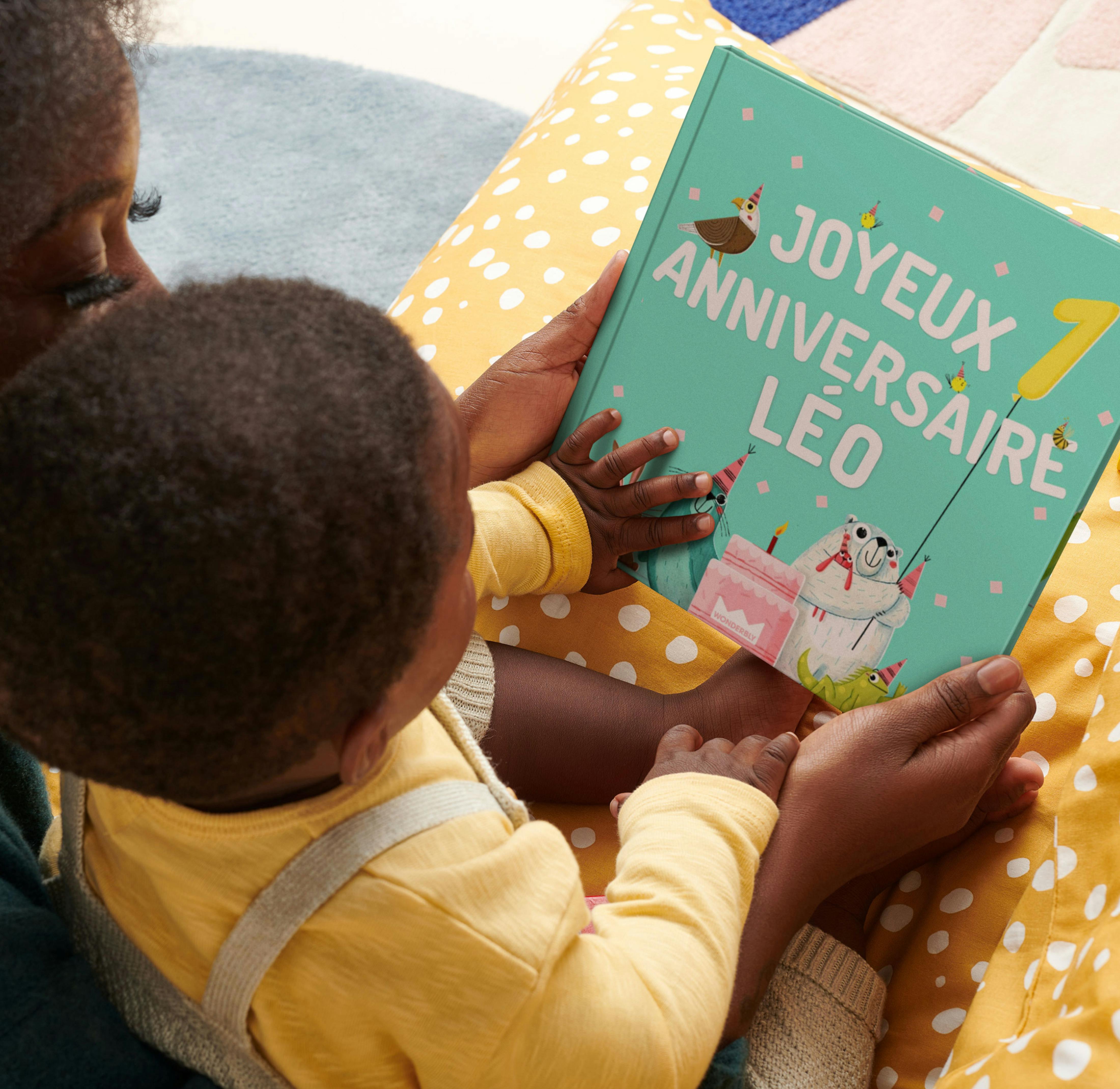 Une/un enfant tenant son livre personnalisé