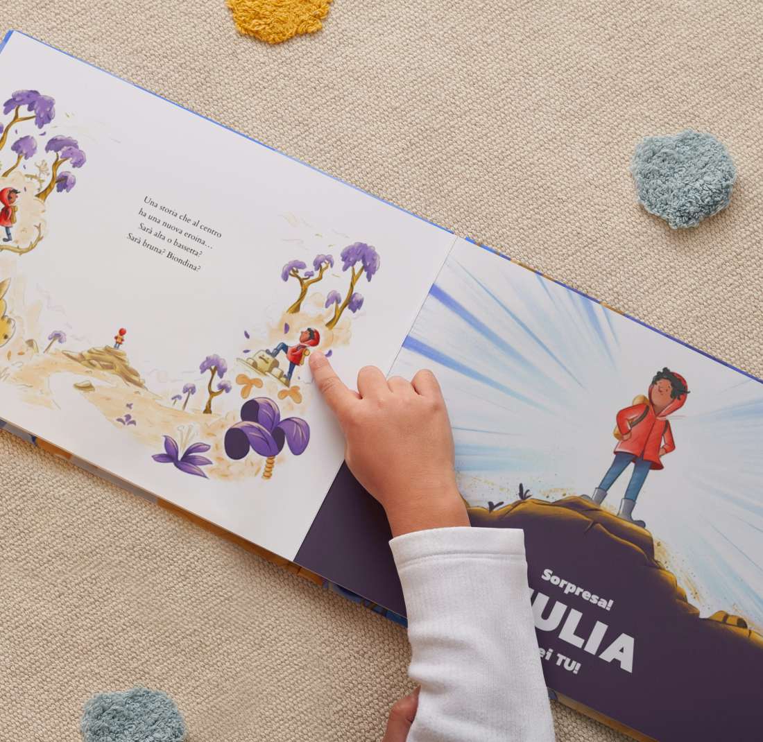 Un bambino che legge il libro