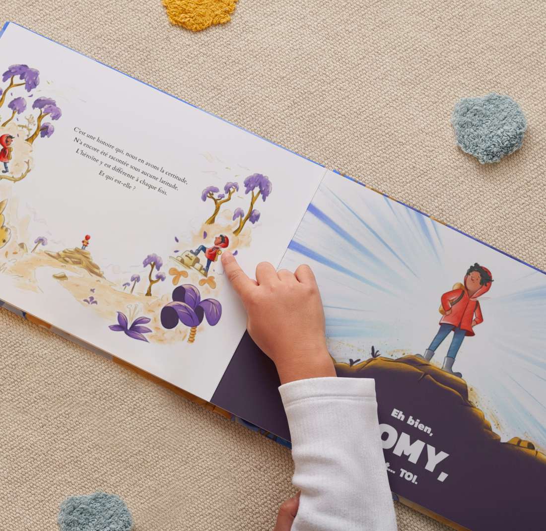 Un enfant lisant le livre