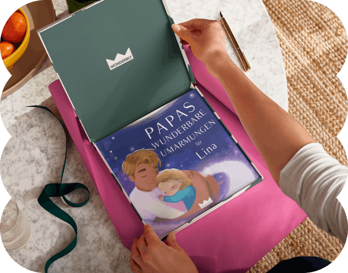 Zwei Hände packen das personalisierte Buch ein