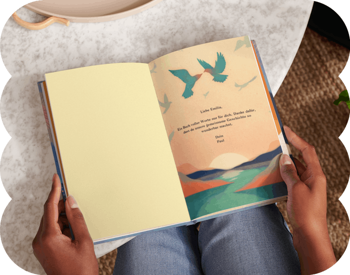 Zwei Hände halten das aufgeschlagene personalisierte Buch