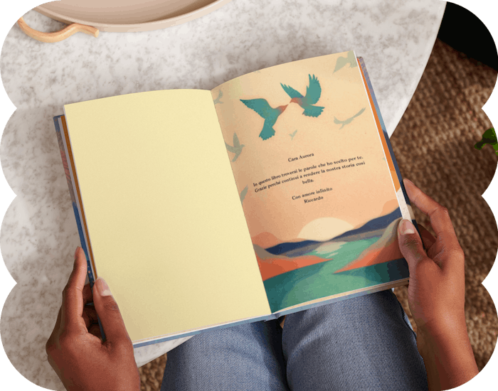 Una persona legge un libro personalizzato