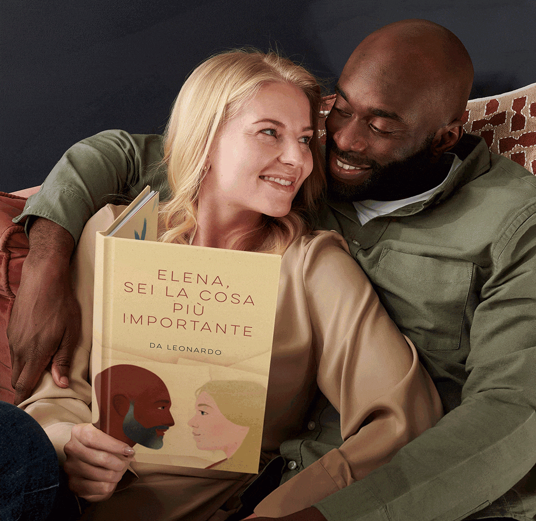 Una coppia che legge il libro personalizzato